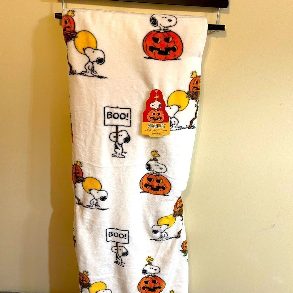 Peanuts velvetloft throw 50” X 70”